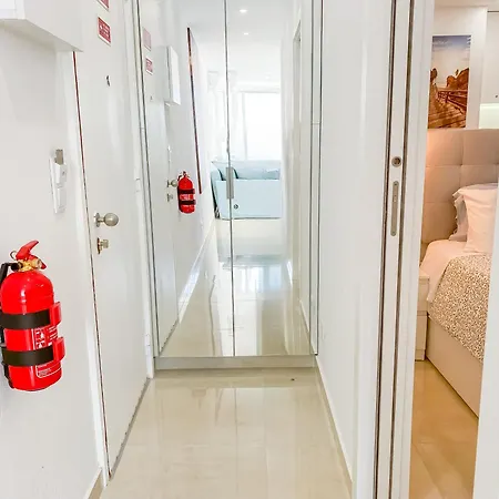 Luxury 2 Min With Balcony, Ocean View, Wifi, Ac, Smarttv Daire *