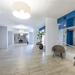 Luxury 2 Min With Balcony, Ocean View, Wifi, Ac, Smarttv דירה