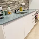 Luxury 2 Min With Balcony, Ocean View, Wifi, Ac, Smarttv דירה *
