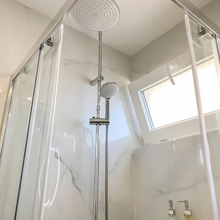Luxury 2 Min With Balcony, Ocean View, Wifi, Ac, Smarttv Apartment