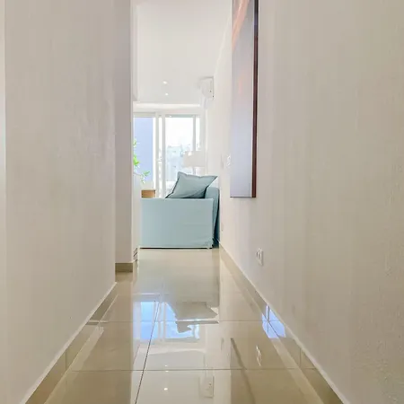 Luxury 2 Min With Balcony, Ocean View, Wifi, Ac, Smarttv Apartment *