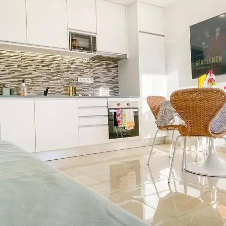 Luxury 2 Min With Balcony, Ocean View, Wifi, Ac, Smarttv * Portimão
